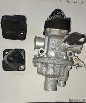 plastový kryt na regulator - - - 2