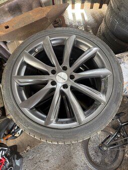 Predam komplet kolesa 235/40r19 5x114,3 et40 - 2