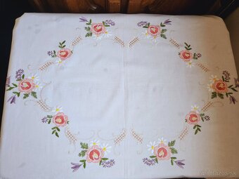 Krásny biely obrus zdobený výšivkou ruží, margaretiek a zvo - 2