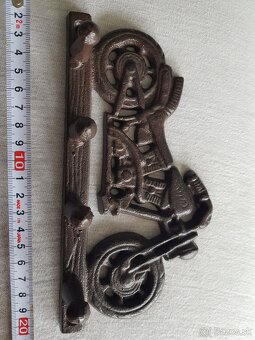 kovový vešiak motorka - 2