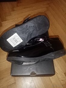 Dienčenské topánky NOVÉ čierne lakovky veľkosť 28 - 2