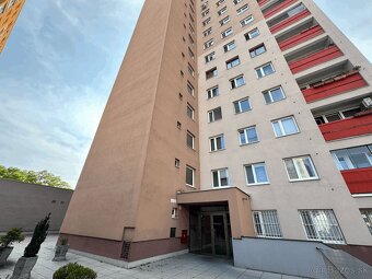 3izb.byt s loggiou a garážou vhodný na rekonštrukciu vo výbo - 2