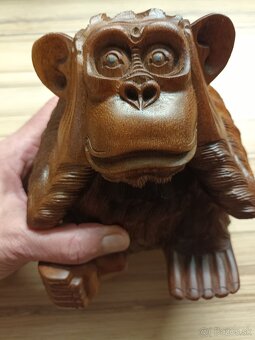 Drevená,ručne vyrezávaná soška OPICE z exotického dreva Suar - 2