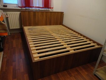 Spálňa drevená - posteľ, komoda, stolík - 2