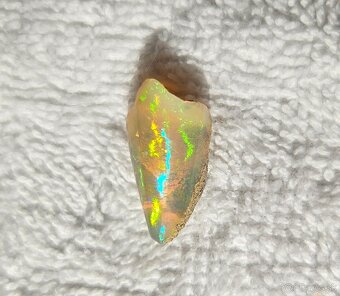 Priehľadný medový drahý opál s veľmi výraznou farbohrou - 2