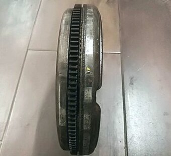 Predám dvojhmotný zotrvačník č. 03G105266BD na viacero model - 2