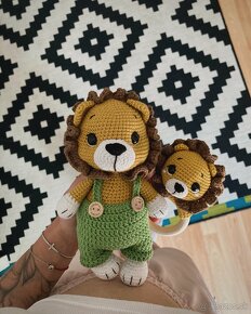 Háčkovaný levík v kombinéze a hrkálka hand made - 2