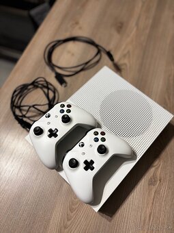 Xbox One S 1TB + 2 ovládače + hra - 2