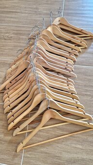 Drevené vešiaky 45ks - 2