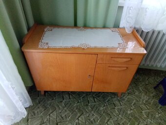 Predám televízny retro stolík. - 2