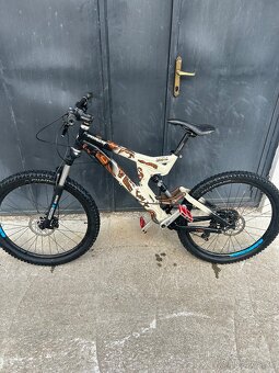 Predám tento krásny horský bicykel špecialized - 2