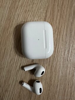 Apple AirPods 3 s MagSafe nabíjacím púzdrom - 2