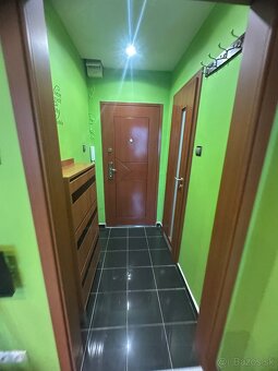 Na predaj1 izbový komplet zrekonštruovaný byt v centre mesta - 2