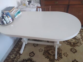 Ovalny stol, masiv, biely. - 2