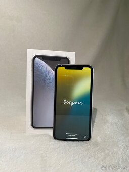 Apple iPhone XR 64GB - 2