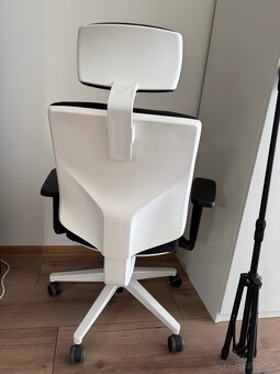 Predám ergonomickú kancelársku stoličku – ako nová - 2