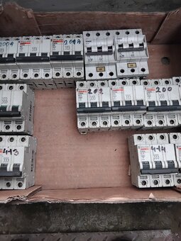 Ističe 1-pol. a 3-polové. - 2