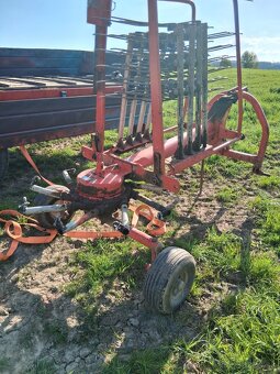 kuhn hrable na seno - 2