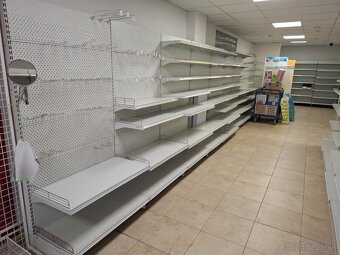 Predám vybavenie predajne - obchodné regále, vitríny, košíky - 2