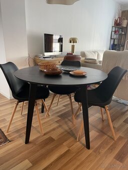 Predám jedálenský stôl a 4 stoličky - 2