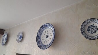 Veľa modranskej keramiky s policou - 2