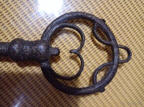 OBŘÍ STAROŽITNÝ KLUČ - 2