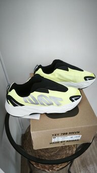 Adidas Yeezy 700 - 2