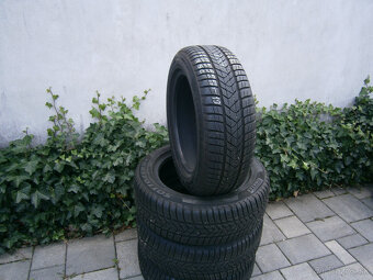 Predám 4x zimné ako nové pneu Pirelli RSC 225/55 R17 87HXL - 2