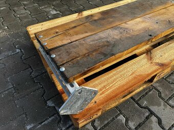 Masívne drevené police s konzolami - 2