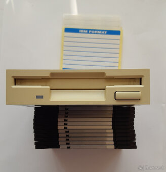 Diskety spolu s 3.5" mechanikami - 2