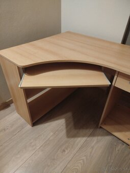 Rohový počítačový stolík - 2