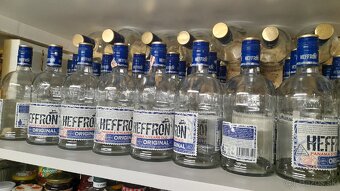 Prazdne flase od rumu Hefron (aj s uzavermi) - 2