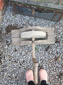 Starodávny brúsny kameň - 2