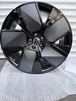 ORIG.VW TOUAREG R21 R-LINE 2025 NOVE DISKY - 2