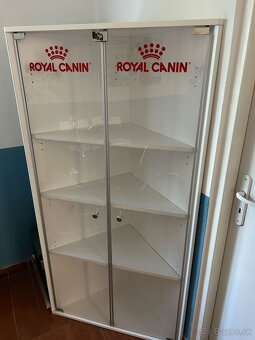 Rohová vitrína Royal Canin - 2