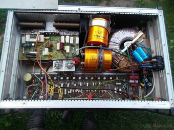 Home - made zosilňovač 2x500W v skrinke zosilňovača TESLA DI - 2