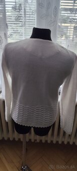 Biely elegantný svetrík veľkosť 140 - 2