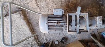 Predám elektromotor 3 kw 1430 ot/min na vozíku - 2