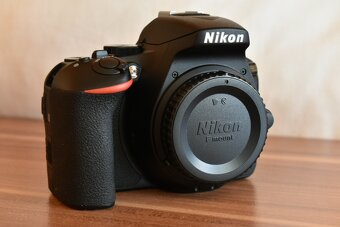 Nikon D5600 s obj 18-55 v stave nového kusu - 2