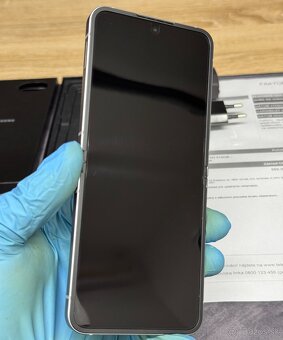 Zánovný Samsung Galaxy Z Flip6 12GB/512GB - záruka 1,5 roka - 2