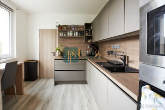 Predaj veľký 3 izbový byt, kompletná rek., balkón, 85m2 - 2