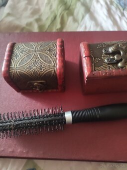 Šperkovnice 2 ks a hřeben. - 2