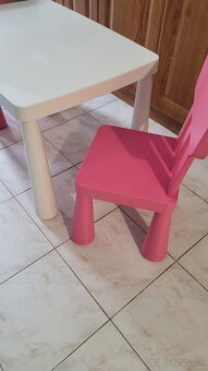 2x detska stolicka 1x detsky stolik - 2