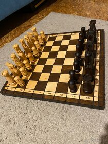 Drevene šachy vyrezávané - 2