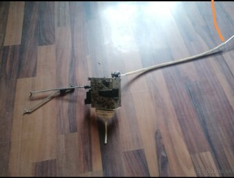 Zámok audi A4 B5 predny pravý - 2