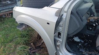 Dodge Journey. Levý přední blatník. Překáží - 2