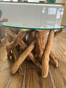 Krásny drevený konferenčný stolik so sklom - 2