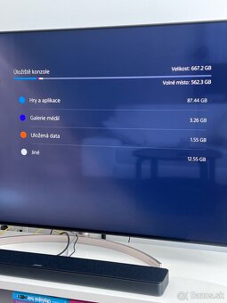 PS5 s dvomi ovládačmi a hrami - 2