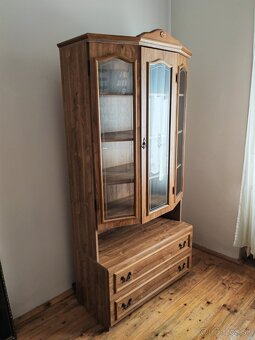 Vitrína z drevotriesky – vynikajúci stav - 2