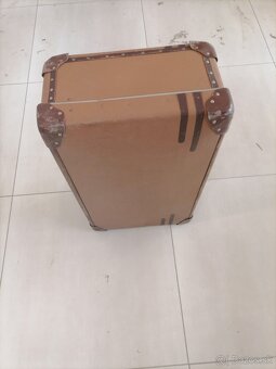 Predam stary kufor. - 2